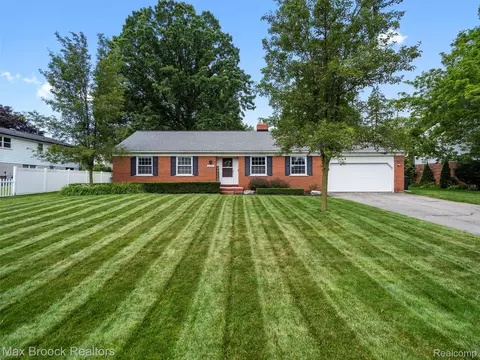 54241 Sunderland Dr, Shelby Township, MI 48316