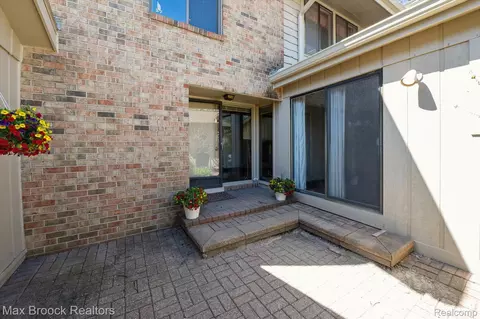 7454 Bridge Way, West Bloomfield, MI 48322