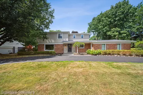 2200 Brenthaven Dr E, Bloomfield Hills, MI 48304