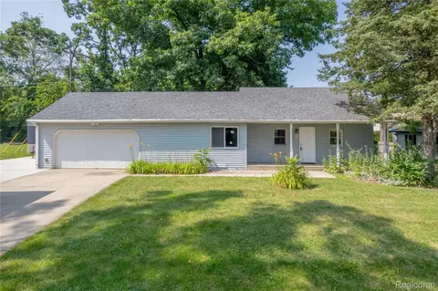 11405 Norway Dr, Hartland, MI 48353