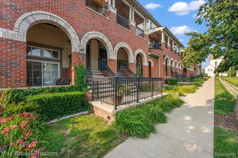 3865 Forester Blvd, Auburn Hills, MI 48326