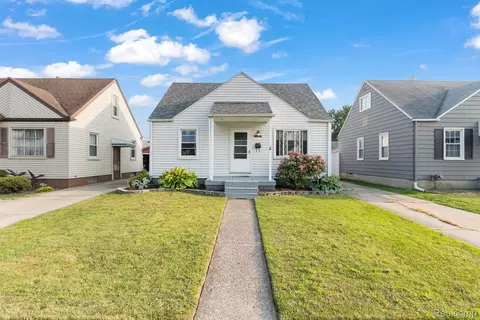 19704 Rosedale St, Saint Clair Shores, MI 48080