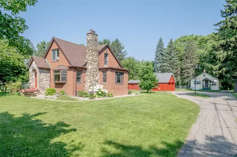 5384 Silverton Dr, Grand Blanc, MI 48439