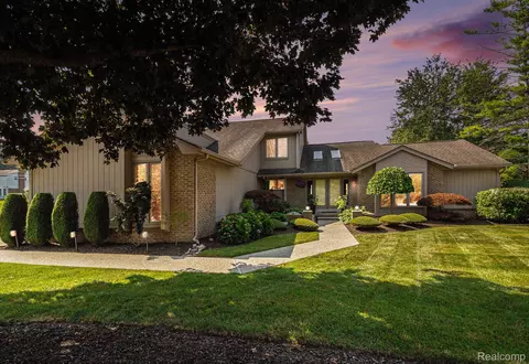 2033 Sundew Dr, Troy, MI 48098