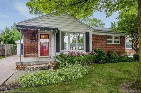 22615 Carolina St, Saint Clair Shores, MI 48080