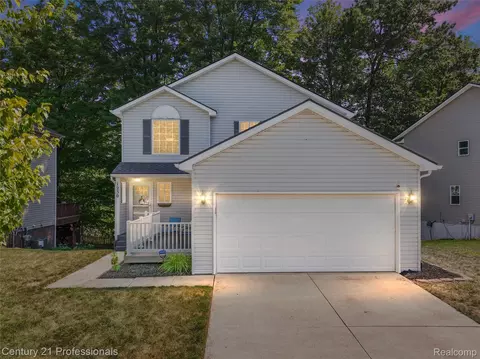1230 Sherwood Forest Ct, Waterford, MI 48327