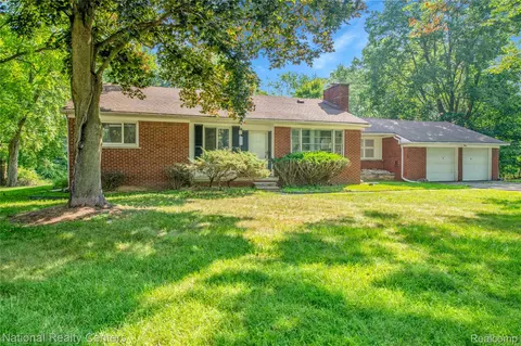 23500 Oliver Ct, Southfield, MI 48033