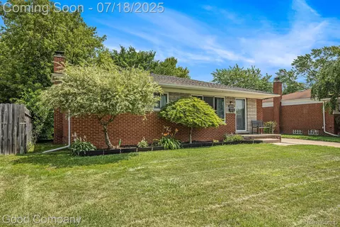26470 Oak St, Roseville, MI 48066