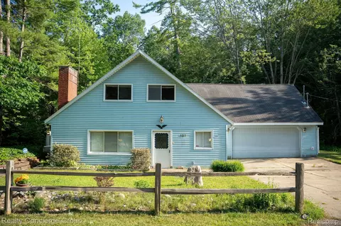 121 Dewey St, Lyon, MI 48653
