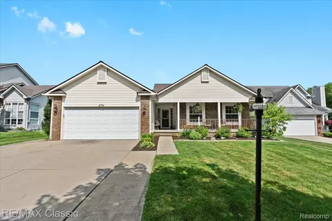 4176 W Pointe Dr, Waterford, MI 48329