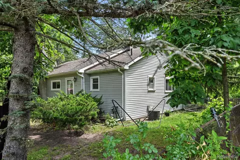 1209 Applewood Dr, White Lake, MI 48386