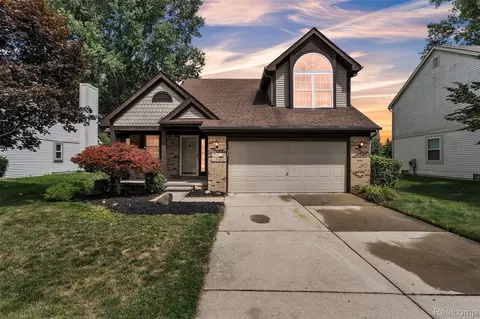 147 Fischer Dr, Westland, MI 48186