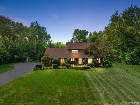 55314 Park Pl, Lyon, MI 48165