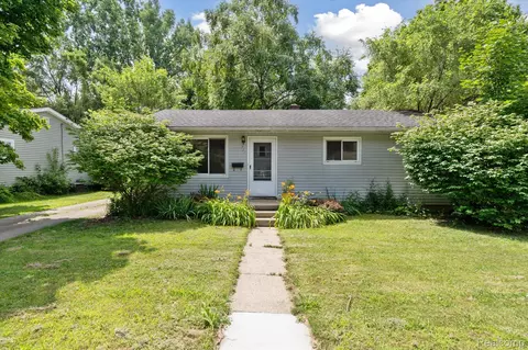 761 Elmwood Dr, Fenton, MI 48430