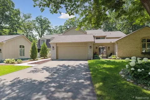 1105 Ivyglen Cir, Bloomfield Hills, MI 48304