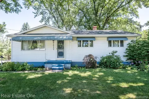4217 Carmanwood Dr, Flint, MI 48507
