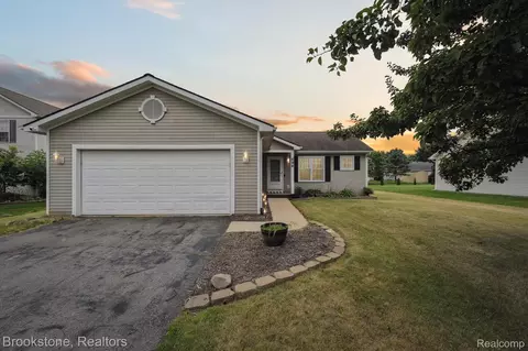 696 Jessica Cir, Fowlerville, MI 48836