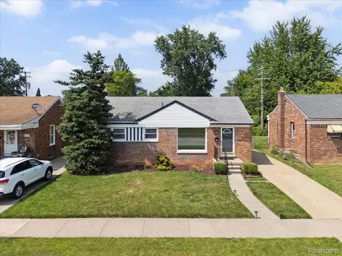 18465 Marquette St, Roseville, MI 48066
