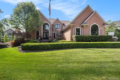 4943 Parkgate Dr, Commerce, MI 48382