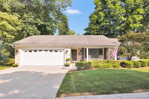 16042 Alpine Dr, Livonia, MI 48154