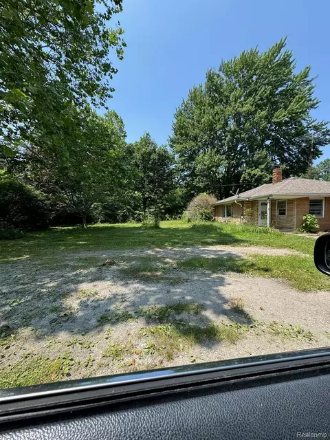 12068 Lake Rd, Montrose, MI 48457