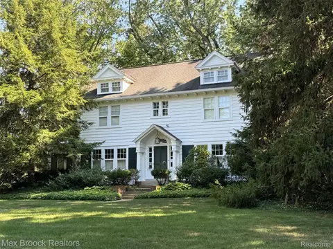 13 Elm Park Blvd, Pleasant Ridge, MI 48069