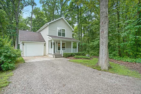 5802 Fernlands Ave, Hamburg, MI 48139