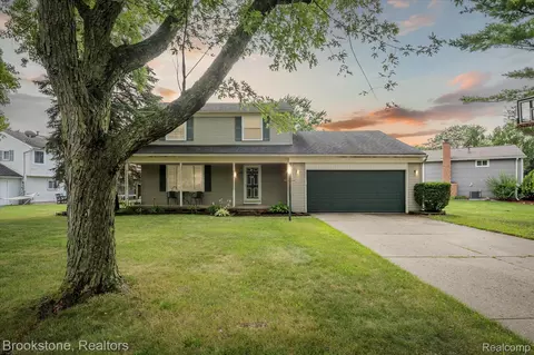 3260 Regency Dr, Orion, MI 48359