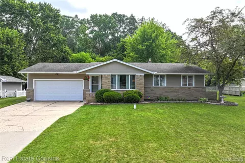 8419 Belle Bluff Dr, Grand Blanc, MI 48439