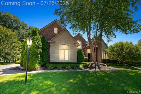 23737 Pointe O Woods Ct, South Lyon, MI 48178