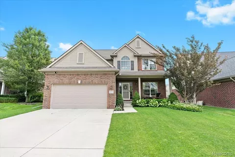 28352 Oakmonte Cir E, Lyon, MI 48165