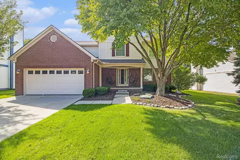 2529 Huntington Dr, Orion, MI 48360