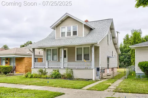 7271 Wiegand Blvd, Center Line, MI 48015