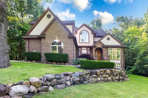 15317 Oak Hollow Dr, Groveland, MI 48442