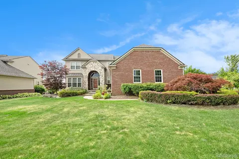 57847 Cider Mill Dr, New Hudson, MI 48165