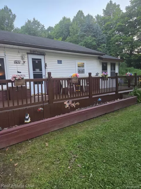 1737 Lakeville Rd, Leonard, MI 48367