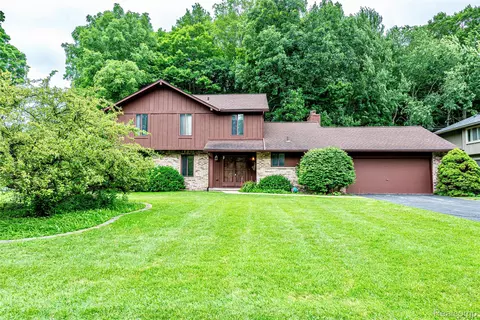 34325 Oak Forest Dr, Farmington Hills, MI 48331