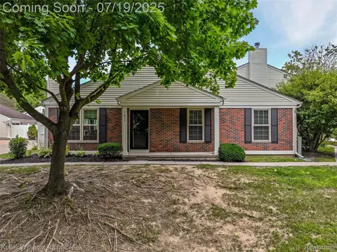 7617 Woodview Dr #48, Waterford, MI 48327