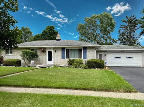 1370 Dundee Dr, Waterford, MI 48327