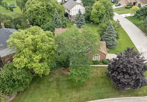 264 Stonetree Cir, Rochester Hills, MI 48309