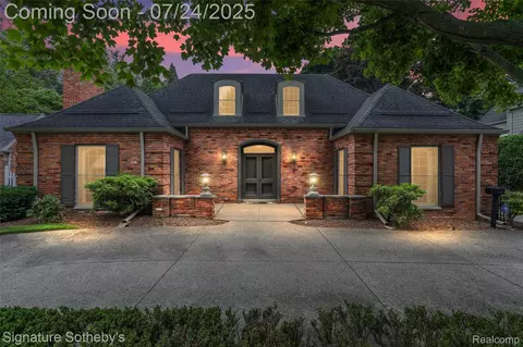 267 Hillcrest Ave, Grosse Pointe Farms, MI 48236