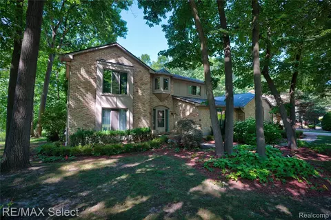 1320 Kings Carriage Rd, Grand Blanc, MI 48439