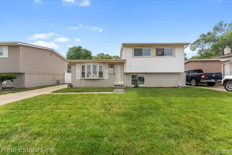 9454 Birch St, Taylor, MI 48180