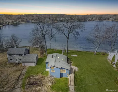 3965 Burnet Rd, Commerce, MI 48382