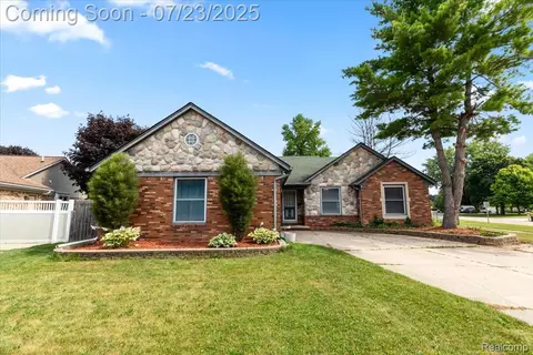 15991 Princeton Ct, Fraser, MI 48026