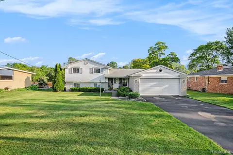3255 School House Dr, Waterford, MI 48329