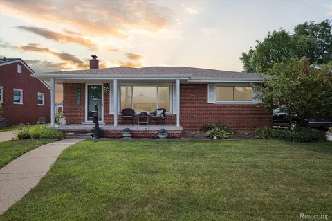 6525 Elizabeth St, Garden City, MI 48135