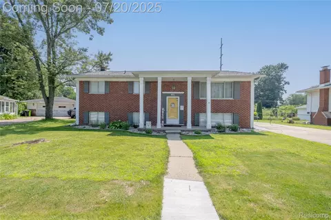 911 Worchester Dr, Fenton, MI 48430