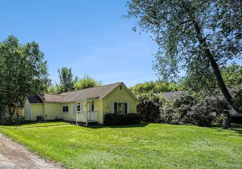3050 Marlington Rd, Waterford, MI 48329