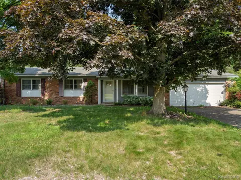 3077 Nanwich Dr, Waterford, MI 48329